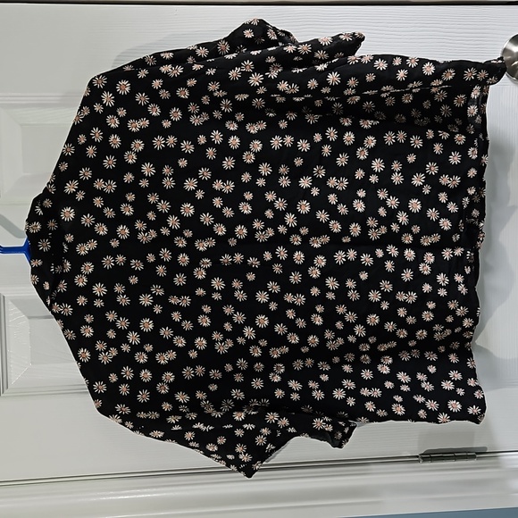 American Eagle cropped shirt button down size large with daisys - Picture 4 of 7